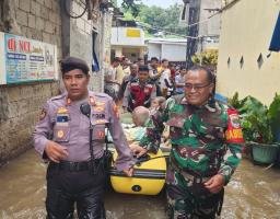 Sigap dan Peduli, Polisi dan TNI Di Jakarta Barat Selamatkan Warga Lansia Terjebak Banjir di Rawa Buaya