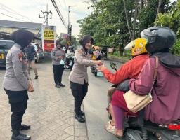 Polsek Sedati Berbagi Takjil Sambut Ramadhan Penuh Berkah