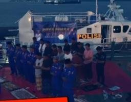 *Momen Ditpolairud Polda Jatim Buka Puasa dan Tarawih Bareng ABK di Tengah Perairan Surabaya*