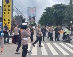 Bulan Penuh Berkah, Polres Rembang Bagikan Takjil dan Pesan Kamtibmas