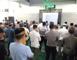 Polres Nganjuk Gelar Sholat Tarawih Berjamaah, Dilanjutkan Ceramah dan Tadarus Al-Qur'an