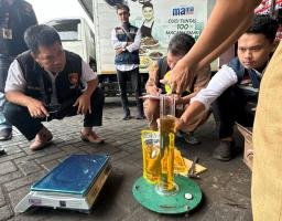 Polres Rembang cek volume minyak Kita di distributor Rembang bersama UPT meterologi