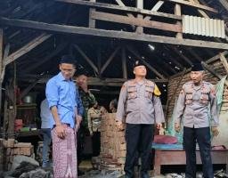 Kapolres Rembang menanggung biaya rehap rumah kakek juri yang roboh terkena hujan