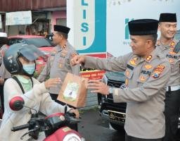 Berkah Ramadan, Kapolres Nganjuk dan Bhayangkari Bagikan Ratusan Takjil di depan Pos Pujahito