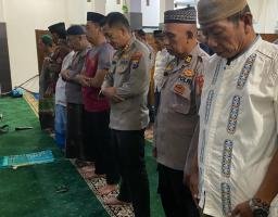 Kapolres Nganjuk dan Anggota Gelar Tarawih Bersama di Masjid Al-Ikhlas