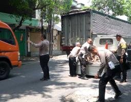 Cegah Laka Lantas, Polisi Tambal Jalan Berlubang di Pasuruan yang Tak Kunjung Diperbaiki