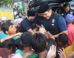 Satres Narkoba Polres Pelabuhan Tanjung Perak Bagikan Takjil Ramadan di Kawasan Jalan Kunti Surabaya