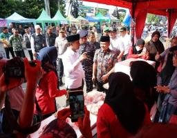 Bupati Bangkalan Tinjau Pasar Murah Ramadan, Pastikan Harga Sembako Lebih Terjangkau