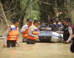Polres Sampang Beri Bantuan Korban Banjir Dampak Luapan Sungai Kamuning