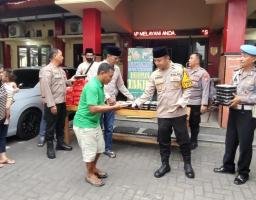 Berkah Ramadan: Polsek Asemrowo Bagikan Takjil untuk Masyarakat
