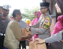 Polres Trenggalek Gelar Pengobatan Gratis dan Berbagi Takjil Sambil Ngabuburit*