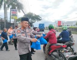 Polsek Krembangan Berbagi Takjil Ramadan, Wujud Kepedulian ke Masyarakat