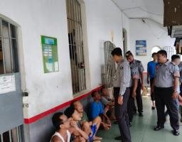 Wujud Kedekatan Dengan WBP, Kalapas Kediri Tinjau Blok Hunian