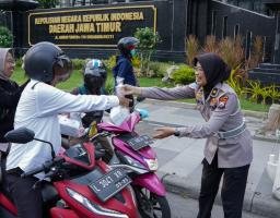 Berbagi Takjil Jelang Buka Puasa, Ditlantas Polda Jatim Ajak Masyarakat Tertib Berlalu Lintas