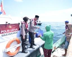 Pimpin Patroli Laut, Kapolres Situbondo Berbagi Bansos Ramadhan untuk Nelayan
