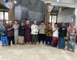 Kapolsek Kenjeran Gelar Sholat Jumat dan Himbauan Kamtibmas di Masjid Baitul Izza