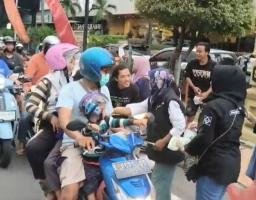 Bnewsnasional.org Bagikan Ratusan Takjil di Depan Hotel Sahid Surabaya, Pererat Ukhuwah Islamiah