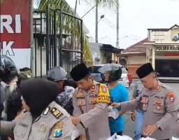 Polsek Krembangan Bagikan 100 Paket Takjil Berbagi di Bulan Ramadhan