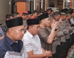 Polres Blitar Gelar Sholat Ghaib untuk Tiga Anggota Polri yang Gugur dalam Tugas