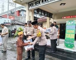 Polsek Krembangan Bagikan 150 Paket Takjil ke Warga dan Tukang Becak di Surabaya