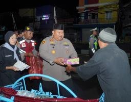 Polres Pasuruan Gandeng Mahasiswa Gelar SOTR Sembari Berbagi Makan Sahur Untuk Warga