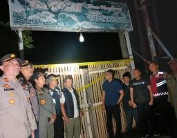 Terbukti melanggar kesepakatan bersama di bulan Ramadhan, Satpol PP bersama Tni Polri Segel Cafe Karaoke di Purwosari