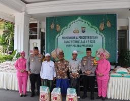 Kapolres Pasuruan Berikan Zakat Fitrah kepada Tukang Becak dan Anak Yatim