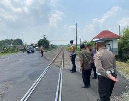 Polres Nganjuk Gelar Patroli Jalur Black Spot dan Mitigasi Palang Pintu KA Jelang Puncak Arus Mudik