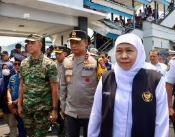 Kapolda Jatim Bersama Pangdam V Brawijaya dan Gubernur Tinjau Arus Mudik di Pelabuhan Ketapang