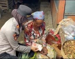 Polisi Datang Nenek Penjual Rempah yang Ditipu Pembeli Pakai Uang Mainan di Pamekasan Senyum Riang