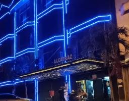 Miris! Anak di Bawah Umur Dibiarkan Masuk Cafe Alcatraz Surabaya, Duduk Bareng Penikmat Miras