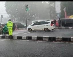 Anggota Pos Pam Kertosono Tetap Siaga Hadapi Arus Balik di Tengah Hujan