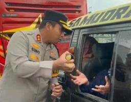 Pantau Arus Balik Lebaran di Mengkreng, Kapolres Kediri Berbagi Minuman Untuk Pengguna Jalan