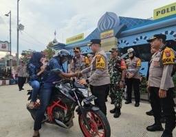 Kapolres Blitar Berbagi Helm Gratis Saat Pantau Arus Balik Lebaran 2025