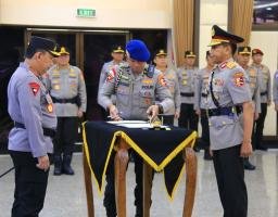 Pelantikan Astamaops Kapolri, Komjen Pol Imam Sugianto Serah Terima Jabatan kepada Irjen Pol Akhmad Wiyagus
