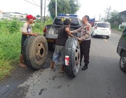 Salut, Pak Polisi ini Bantu Sopir Truk Ganti Ban di Tengah Padatnya Lalin Gresik