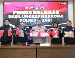 Polres Kediri Berhasil Gagalkan Peredaran Narkoba, Tiga Tersangka dan Sabu Hampir 1 Kg Diamankan