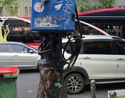 Sudut Pemandangan Kota Surabaya Tercoreng Dengan Adanya Kabel Listrik Yang Keluar Dari Panel