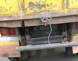 Bahaya Mengintai Pengendara Sepeda Motor, Truk Bermuatan Oli Bekas Diduga Tumpah di Jalan Endrosono