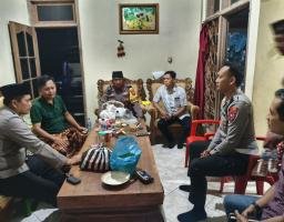 Dukung Proses Pemulihan, Kapolres Nganjuk Jenguk Kasat Binmas di Prambon