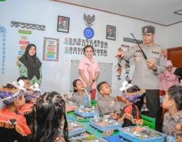 Wujudkan Asta Cita, Polres Ngawi Berbagi Makanan Bergizi dan Susu di Taman Kanak - kanak