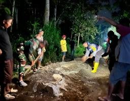 Bhabinkamtibmas, Babinsa, dan Warga Sumber Waru Bersatu Bangun Akses Jalan Desa di Binakal