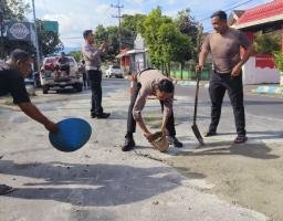 Minimalisir Laka Lantas Polres Bondowoso Tambal Jalan Berlubang: Bakti Polri di Hari Bhayangkara ke - 79