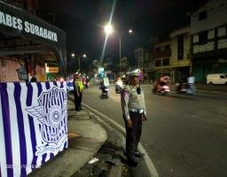 Kanitlantas Polsek Simokerto Pimpin Patroli Antisipasi Konvoi Anarkis di Anniversary Bonek ke-98