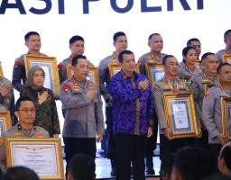 Kapolri Berikan Penghargaan Pembangunan Zona Integritas WBK Kepada Divisi Humas Polri