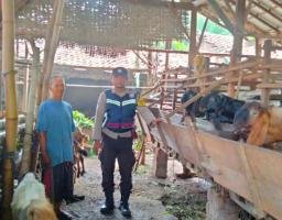 Kapolres Nganjuk Apresiasi Warga yang Produktifkan Lahan Pekarangan untuk Ternak Kambing