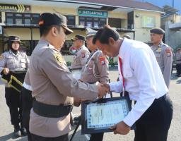 Wujud Apresiasi Kinerja dan Motivasi, Kapolres Pelabuhan Tanjung Perak Beri Penghargaan Anggota Berprestasi.