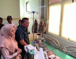 Tunjukkan Kepedulian, Bupati Sampang dan Ketua TP PKK Jenguk Warga Tak Mampu di RSUD