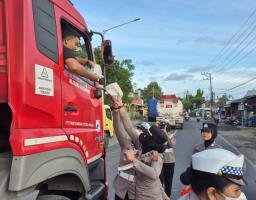 Polresta Banyuwangi Berbagi Mamiri Kepada Pengguna Jalan yang Terjebak Kepadatan Pelabuhan Ketapang