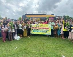Polresta Banyuwangi Edukasi Warga Sambil Berbagi Lewat Wayang Golek